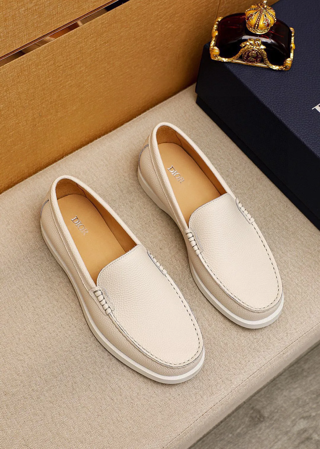 Men's shoes 💰460 💐 Product trademark: Dior "Dior" casual leather shoes Regular size: 38-44 (45.46.47🉑️customized) Product materials: Selected first-layer lychee calfskin upper imported from Italy, imported water-dyed 🐂 cowhide lining. Strong three-dimensional visual effect, rubber outsole Color: 3⃣️colors available